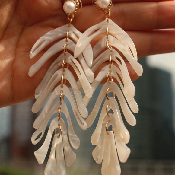 RESTOCKED🌸 Leaf leaves fun long Acrylic earrings - Picture 6 of 8